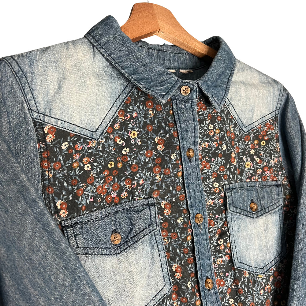 MUDD Distressed Denim Floral Size Large Western Button Up Shirt